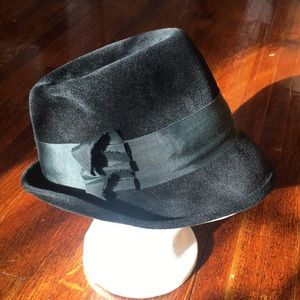 Sandra New York felt black hat vintage black bow